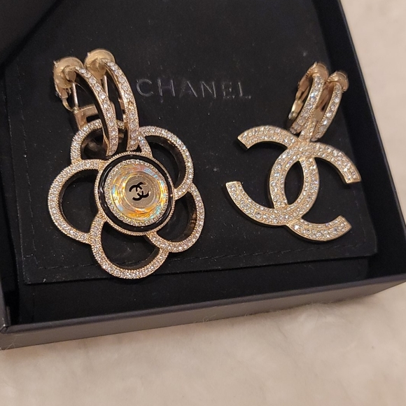 💥SOLD @ GET_YOUR_LUXE_ON💥CHANEL crystal earrings - Picture 2 of 14